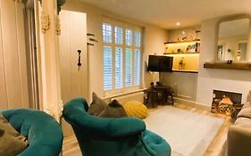 Beautiful Immaculate Aldeburgh Cottage, Sunny Outdoor Space, Free Parking - Easy Walk To Beach & Town